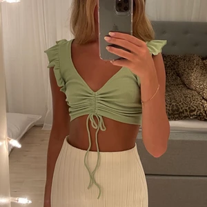 Söt Zara topp - Jättesöt grön topp från Zara, perfekt till sommarn! Aldrig använd och lappen finns kvar! 💚 man kan justera den i snörningen framtill vilket gör att man själv kan stylea lite som man själv vill! Frakt tillkommer!
