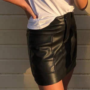 Skinn kjol  - Säljer denna kjol från Zara med skinn imitation som är sparsamt använd ! :) Frakt tillkommer med 51kr💞