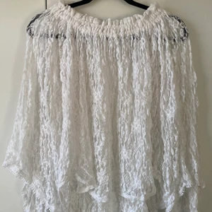 Spetstopp - Snygg vit topp i spets som inte passar mig längre