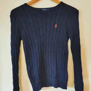 Ralph Lauren kabelstickad tröja stl. S - Superfin navyblå kabelstickad tröja från Ralph Lauren i storlek S. Skicket är mycket fint. 