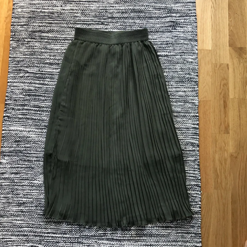 Grön plisserad kjol från NAKD. Kan mötas i stockholm, annars står köpare för frakt.. Kjolar.