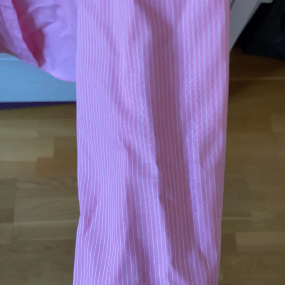 Randig rosa skjorta från Ralph Lauren st XS💕💕 Jättebra skick och har bara använts ett fåtal gånger! Originalpriset var 599kr men säljer för 99kr!💖 högsta bud just nu: 250kr. Skjortor.