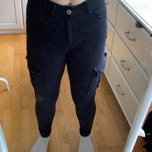 Det är ett par byxor från bik bok det är väldigt stretchiga jeans. Dom har gå sidofickpr två framfickor och två bakfickor. Använda fem gånger ungefär. Passar en s-m lite små nere vid foten. Köparen står för frakten 