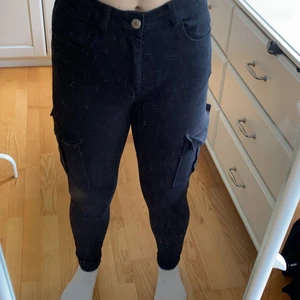 Byxor  - Det är ett par byxor från bik bok det är väldigt stretchiga jeans. Dom har gå sidofickpr två framfickor och två bakfickor. Använda fem gånger ungefär. Passar en s-m lite små nere vid foten. Köparen står för frakten 