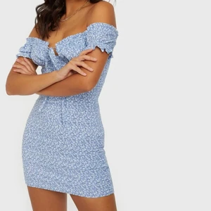 Blommig klänning strl XS - Oanvänd klänning köpt på nelly. Strl XS. 