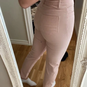 Manchester byxor  - Säljer dessa ljusrosa Manchester byxor från H&M. Använts vid 1 tillfälle, inga defekter. Köptes för 400 kr säljer för 100 kr. Strl 36