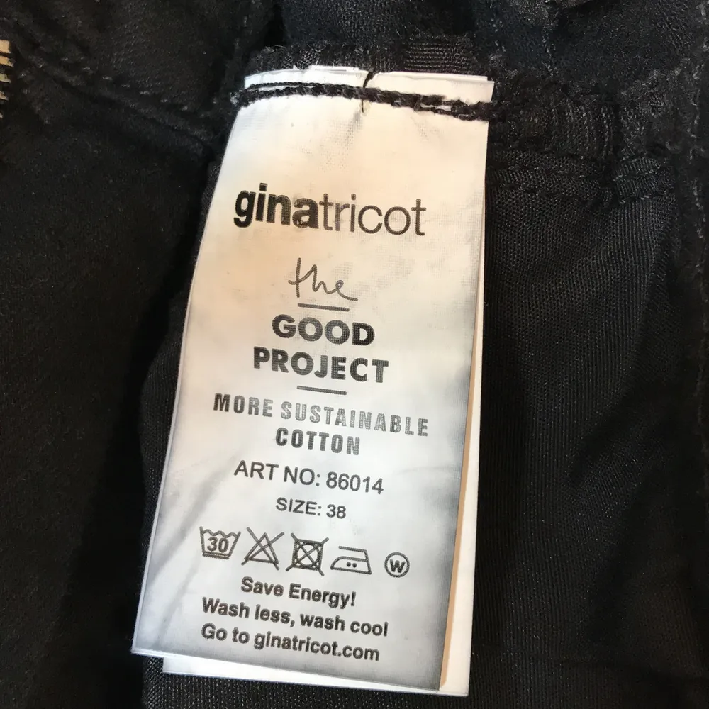 Ett par snygga jeans från Gina. Vid frågor eller funderingar kontakta mig gärna. Säljer den eftersom den inte passar mig. . Jeans & Byxor.