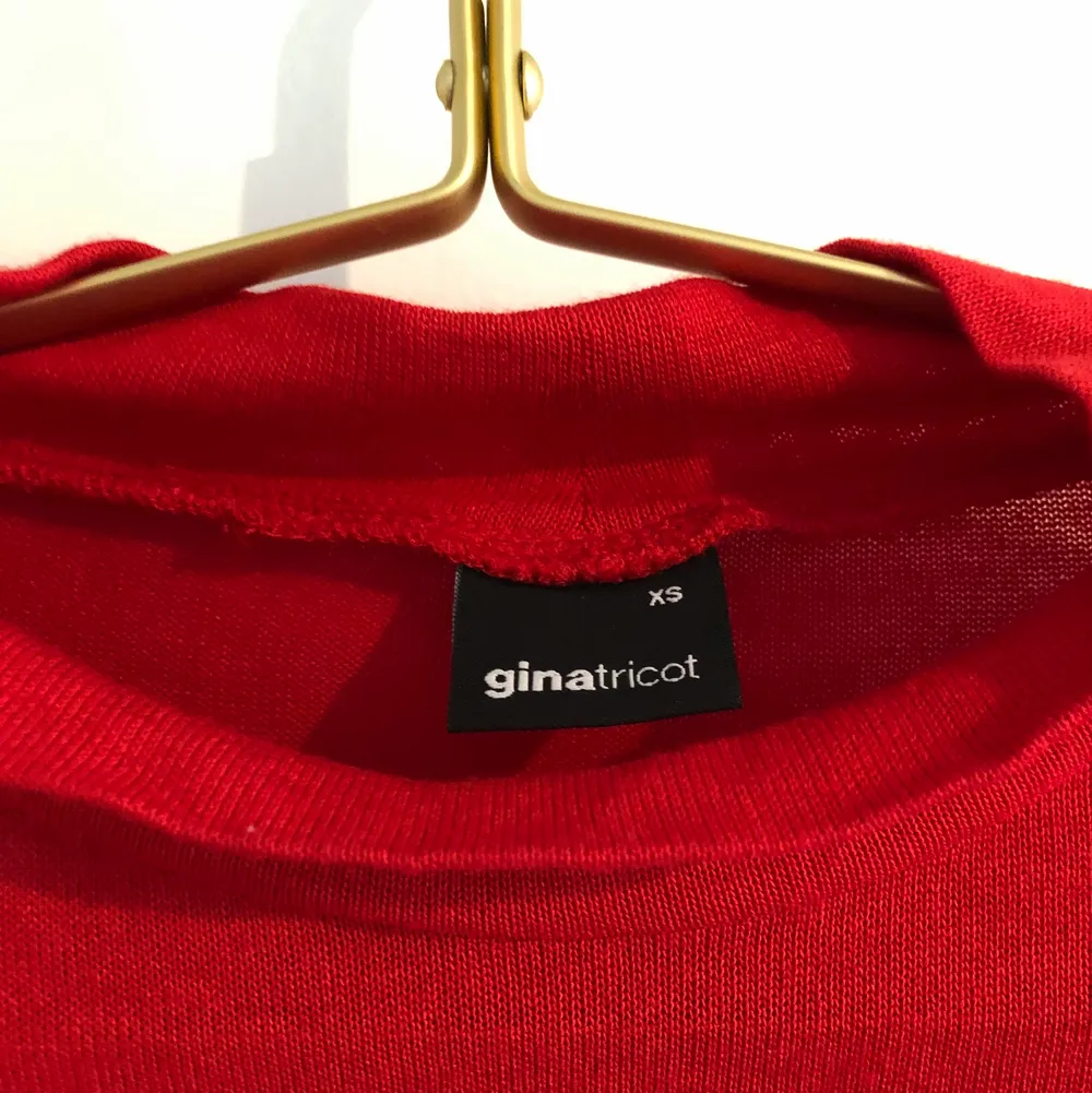 Jag säljer en röd tröja ifrån Gina Tricot, tröjan har även en liten krage, lite längre vid armarna, tröjan är inte i tjockt material men inte är genomskinlig, storlek Xs, använd få gånger och är i fint skick, ordinarie pris: 249kr mitt pris: 85kr (frakten ingår i priset!) . Tröjor & Koftor.
