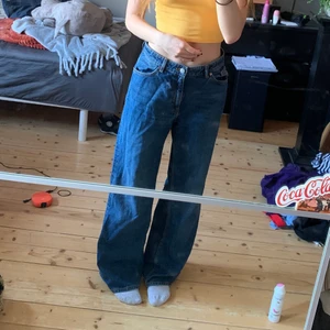 Monki jeans - Raka monki jeans i storlek 29! Jag är ca 171. Dessa har en liten vit fläck på framsida lår men den är knappt synlig när man bär dem, skitsnygga men säljer dem för jag har ett par liknande🥰❤️
