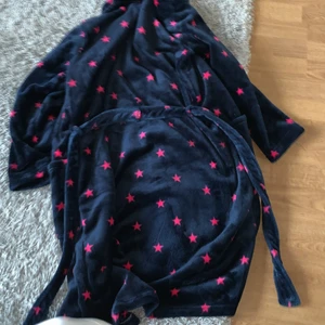 Morgonrock - En blå morgonrock som har liva och som går att knyta runt midjan jag kunnde knyta denna runt midjan när jag hade storleken men nu är den för liten tyvärr