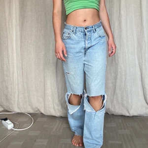 Jeans med hål - Sitter mycket bekvämt på. Har flera hål, fråga om bilder om du är intresserad. Knappen näst längst upp har gått av men byxorna går att stänga ändå utan att det syns🌟💐