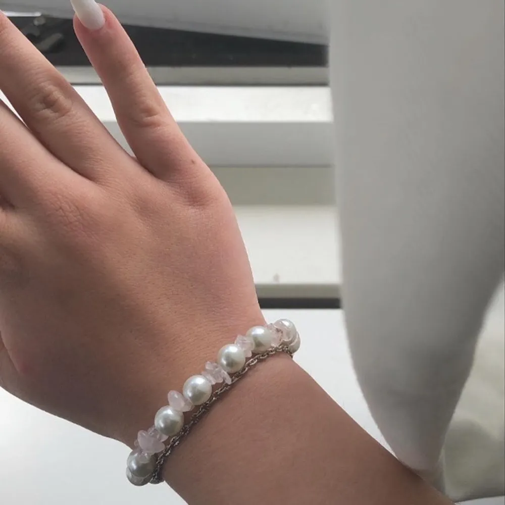 Detta armbandet med rosenkvarts kostar 79kr. Det är inget knäppe på denna då den har en elastisk tråd. Kolla vår instagram om ni vill se mer om vilka egenskaper stenen rosenkvarts har💗. Accessoarer.