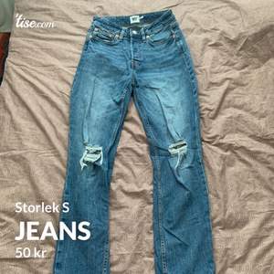 Ett par fina jeans som tyvärr är för långa i benen för mig som är 163. Jag gillar då jeansen får vid anklen men dessa går lite längre. 