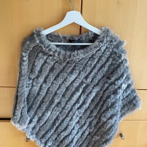 Grå päls - Äkta grå päls från salt. Endast använd fåtal gånger så i väldigt nytt skick!