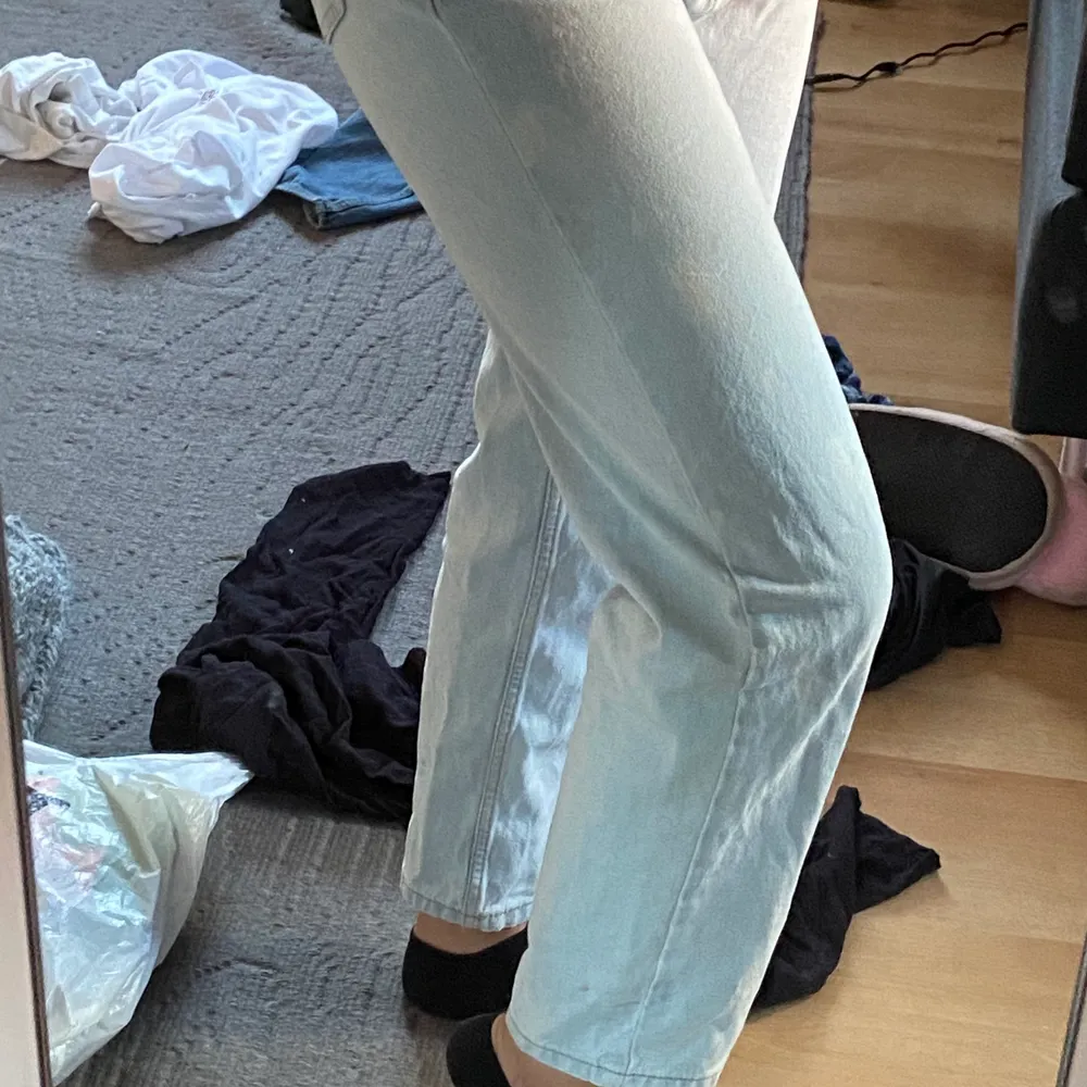 Sköna byxor om ni är intresserad så skriv för mer bilder om ni vill köptes från zarlando i vintras men har vuxit ur dem nu (jag är 166cm) . Jeans & Byxor.