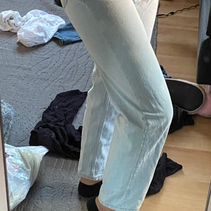 Jeans - Sköna byxor om ni är intresserad så skriv för mer bilder om ni vill köptes från zarlando i vintras men har vuxit ur dem nu (jag är 166cm) 