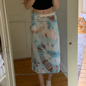 Kjol - Kjol i typ tie dye som jag köpt från shein förra sommaren. Den kommer inte till användning och har bara använt den en gång. 40kr + frakt🌸