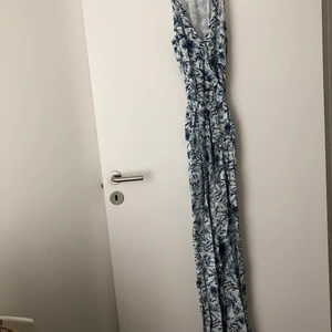 Jumpsuit storlek 34 oanvänd  - Oanvänd blåvit jumpsuit i storlek 34 