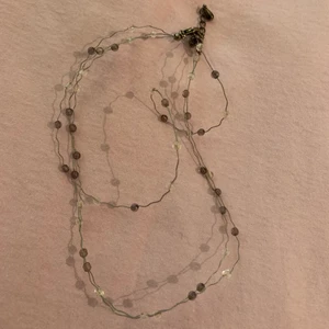 Pärlhalsband  - Säljer halsband och armband i olika storlekar. 1 st - 15 kr, 2 st - 20 kr, 3st 25 kr. Frakten är densamma för alla så kolla gärna på de andra smyckena för att få allt fraktat tillsammans. 