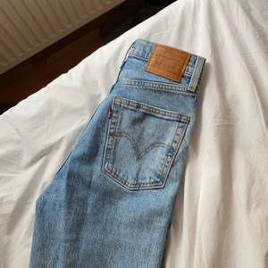 Vintage levis jeans 23 - Levis jeans i modellen ribcage straight, strl 23💛 går till anklarna på mig som är 172! 