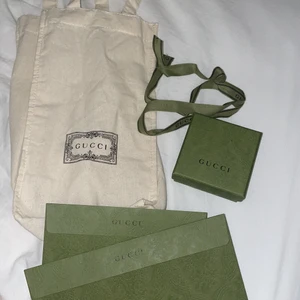 Gucci örhängen  - Detta är endast ett intresse koll om de finns nått intresse. Fick dessa igår på min födelsedag. De är superfina (Gucci är Gucci) men vet inte riktigt om ja kommer använda dom. De är inte ens testade så tänkte kolla om nån är intresserad. Har allt till den, även kvitto 