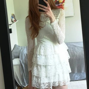 Vit spetsklänning  - Vit spetsklänning perfekt till student, skolavslutning eller andra sommardagar. Endast använd en gång. 