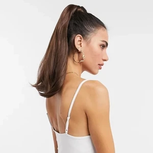 Löshår tofs - Ponytail från lullabellz i färgen warm brunette. Helt ny och endast testad. Den har inte blivit använd då jag nu är blond. Sitter exakt som de gör på bilderna. Inköpt för 400 kr. Frakt på 55 kr tillkommer 💇🏽‍♀️🤎