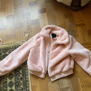 Rosa fluffjacka - Croppad fluffjacka. Stl L men passar mig bra som har S