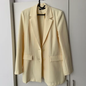 Ljusgul kavaj  - Storlek 40, oanvänd ❤️ 