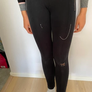 Coola byxor - Jättecoola svarta byxor i mjukt och skönt material! Från Lindex i storlek 152, men skulle lika gärna kunna vara xs på vuxenavdelningen. 