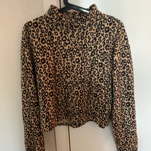 Pull and bear - Så sjukt fin tröja att klä ner med jeans men också upp med kjol :) 