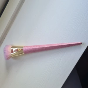 Sminkborste  - En contor borste i limited edition collegtion köpte med två andra borstar och en bwutyblender men säljer denna då jag inte använder contour💜 tror jag köpte hela paketet för ca 350. Har såklart tvättat borsten nogrannt. 