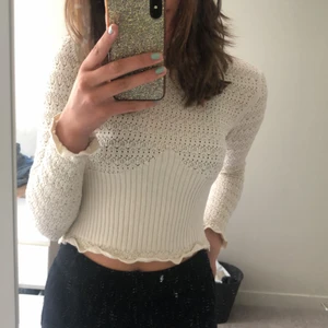 Trendiga zara tröjan - Säljer denna jätte jätte fina stickade zara tröja då den inte kommer till användning. Har använt den typ en gång, så jätte fint skick. Köpte den i våras för 259 typ. Helt slutsåld!! Storlek s mrn skulle säkert passa en M också! Köparen står för frakt. Bud gäller vid många intresserade.