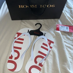 Hugo boss flipflops - Aldrig använda flipflops från Hugo boss köpta från room 1006. Storlek 35-36. Ordinarie pris: 459 kr