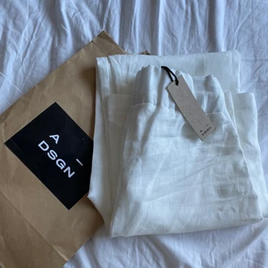 Linnebyxor  - Superfina vita linnebyxor från Alice Stenlöfs märke A-DSGN. Såldes slut på hemsidan direkt. Aldrig använda och säljer då jag beställde i två storlekar. Storlek xxs och väldigt långa i benen men går självklart att sy upp.💕💕 skriv vid intresse 