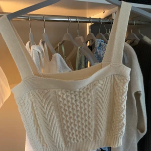 Kort stickad topp  - En helt oanvänd stickad topp från asos. Den är i en krämvit/beige färg (se andra bilden för att se jämförelse med vit), super gullig till sommaren❤️