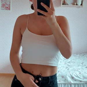 Vitt linne storlek M - Vitt linne med tunna band. Helt och rent. Från newyorker. Inget att anmärka på!💁🏽‍♀️ jag är 160 cm lång 🐶🐱 djurfitt hem 🚬 rökfritt hem ✉📫 skickas mot fraktkostnaden