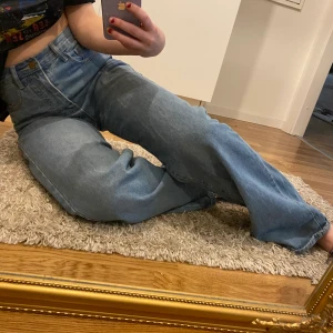 Vida jeans  - Supersnygga blåa vida jeans. Säljer pga förstora. Det är strl XS men känns mer som  S  i strl.   Kan mötas upp i Örebro  Kan även skickas via PostNord för 66 kr