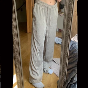 Beige byxor - Beigea byxor från HM.  Storlek M. Säljer då jag tycker de är för stora för mig. (Jag är ca 165 cm). Det var flera intresserade så jag gjorde en budgivning, priset är INKLUSIVE frakt.😊