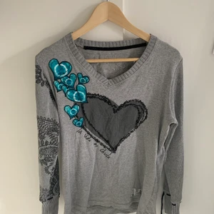 Grå långärmad tröja - Söt tröja från Desigual med hjärtmotiv och coola ärmar. Toppenbra skick men säljer för att den inte kommer till användning. Möts i Sthlm annars står köparen för frakt 💙