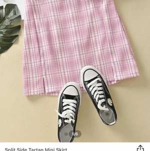 rosa kjol - brandy melville dupe från shein med slits, har inte fått användning av den därav denna annons. jättesnygg rosa färg, mest lik andra bilden! frakt inkluderat i priset 💕