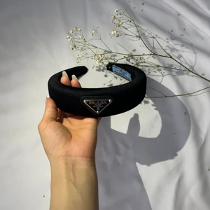 Prada headbands  - Skriv till mig om ni är intresserad. Det är hög kvalitet och ny 