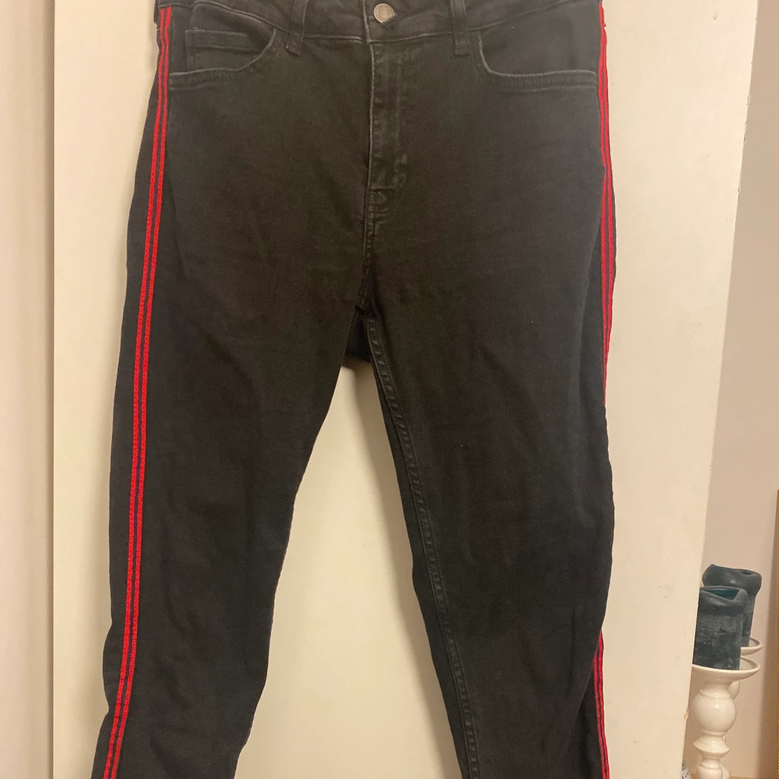 Svarta jeans med röda ränder  - 90