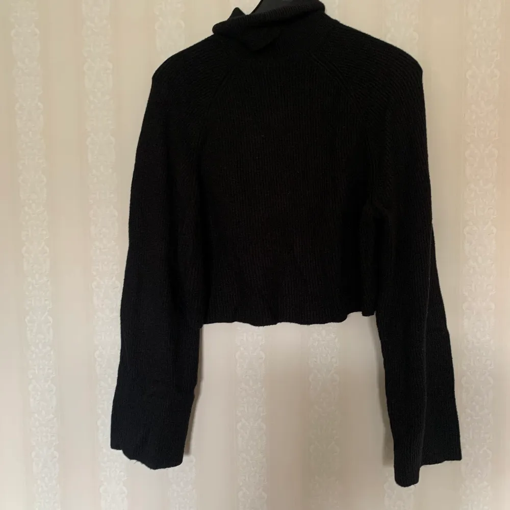 Ny skick svart stickad tröja från bikbok. Turtleneck. Storlek S men passar även M och L. Den är kort i modellen och har vida armar. Ny pris 349. Stickat.