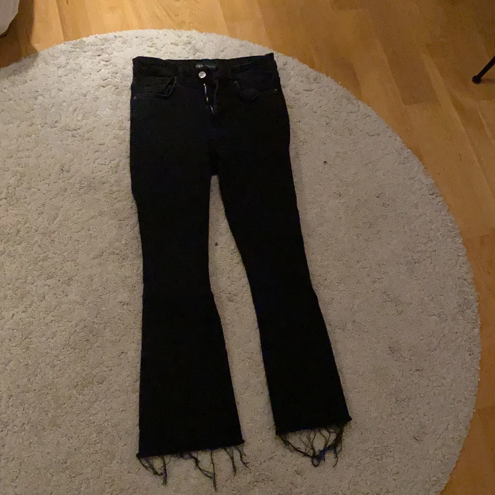 Säljer dessa trendiga zara jeans för de it kmr till användning❤️ De är små i storleken så den sitter som en 32/34💕 Har it använt de så jätte mycket💕. Jeans & Byxor.