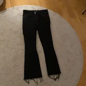 Säljer dessa trendiga zara jeans för de it kmr till användning❤️ De är små i storleken så den sitter som en 32/34💕 Har it använt de så jätte mycket💕