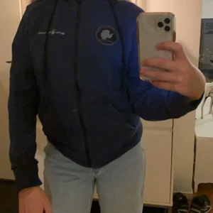 Fin sail racing kofta,  - Skön, och bra tyg, den är ganska tjock så den är bra att ha på vintern eller när det är kalt😊 använt några gånger