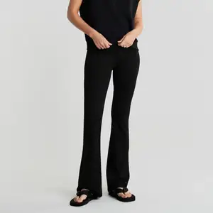 ”Petra tall trousers” strlk M. Stretchiga svarta byxor med lite flair. Långa (passar 170cm+). Helt nya med prislapp (nypris 199kr)
