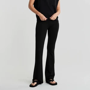 Långa yogabyxor - ”Petra tall trousers” strlk M. Stretchiga svarta byxor med lite flair. Långa (passar 170cm+). Helt nya med prislapp (nypris 199kr)