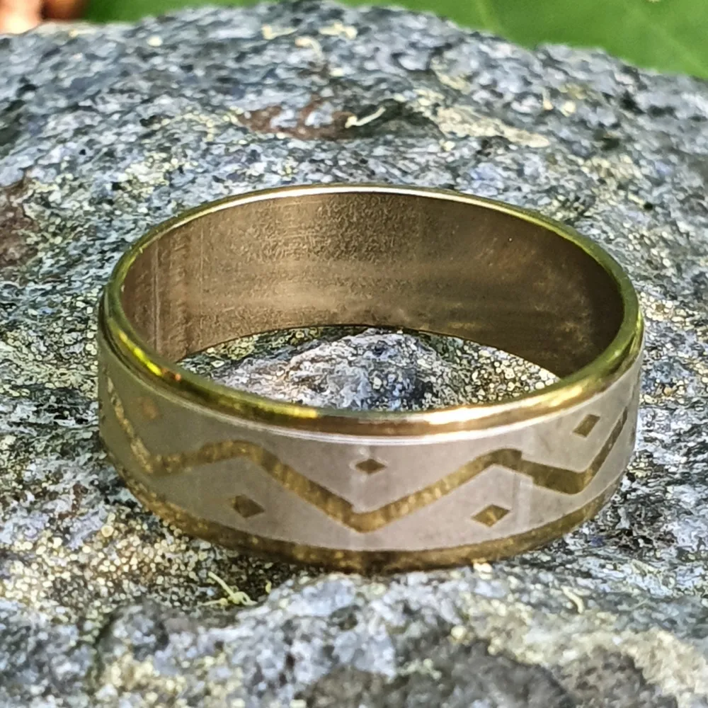 Guld och silver ring av rostfritt stål, storlek 20, diameter 18mm, den färgar inte av eller gör dina fingrar gröna eftersom de är gord av stål.. Accessoarer.
